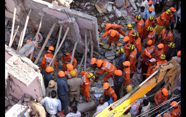 Efectivos de la Fuerza Nacional de Respuesta a Desastres participan en labores de rescate tras el derrumbe de un edificio en Nueva Delhi, India. Al menos cinco personas han muerto en el sitio. EFE/ R. Gupta