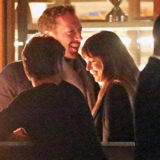 Dakota Johnson está feliz con Chris Martin