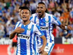 Nabil El Zhar (I) celebra el primer gol del Leganés. EFE/J. Martín