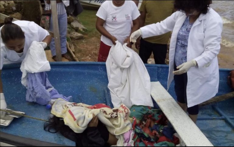 Personal médico se trasladó a orilla de la embalse para recibir al bebé y brindar las primeras atenciones a la mujer y al recién nacido. TWITTER/@Resonanciaok