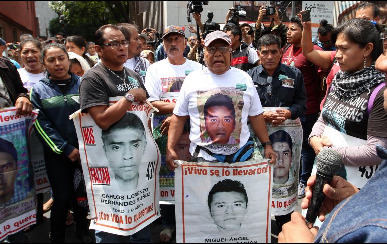 Luego del encuentro que sostuvieron con Andrés Manuel López Obrador, los padres de los estudiantes desaparecidos de Ayotzinapa ofrecieron un mensaje a los medios de comunicación. NTX/A. Monroy
