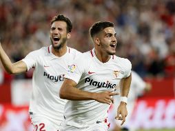 André Silva (D) celebra uno de los dos goles con los que contribuyó a la victoria del Sevilla. EFE/J. M. Vidal