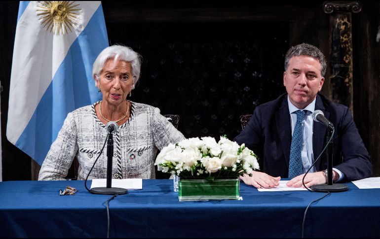La directora gerente del FMI, Christine Lagarde (i), y el ministro argentino de Hacienda, Nicolás Dujovne (d), ofrecen una conferencia de prensa. EFE/A. Vigaray