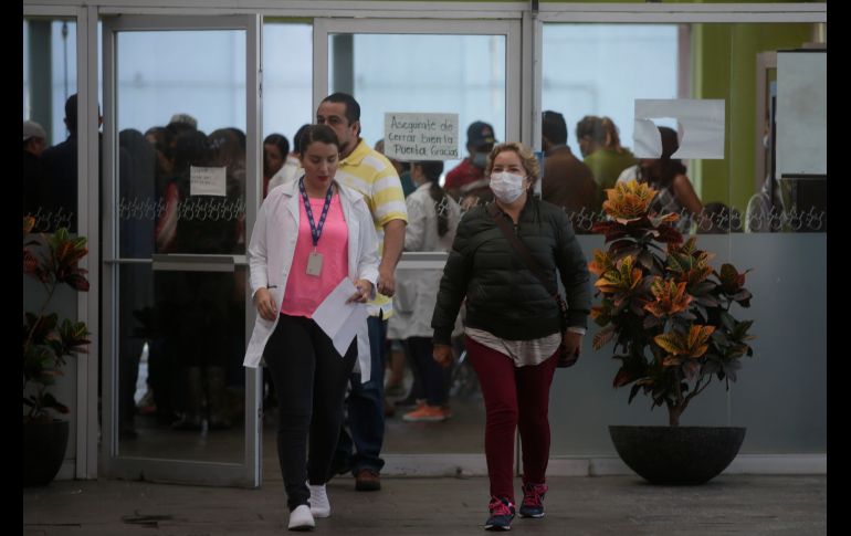 Tras conocerse la cantidad de no identificados, la llegada de familiares de desaparecidos a las instalaciones del IJCF se multiplicó. En días recientes, cientos de personas solicitan la revisión de sus bases de datos, cuando anteriormente atendían a unas 10 personas diarias en promedio.