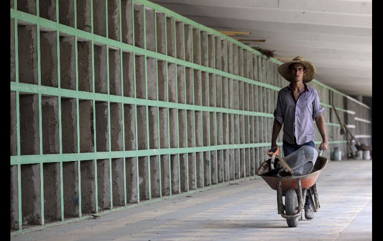 Un hombre trabaja en el panteón municipal de El Salto, donde se enterrarán más cuerpos sin identificar.