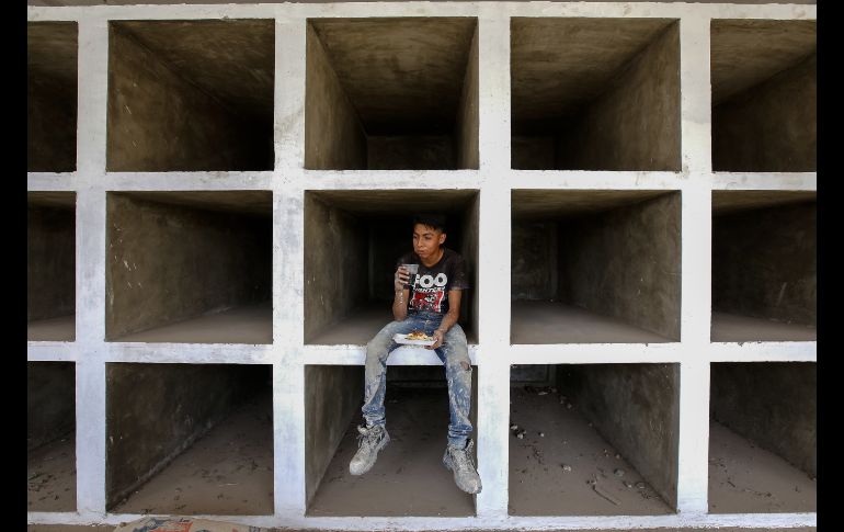 Un joven toma un descanso en las criptas que se están adaptando. El gobierno del Estado anunció la compra de 900 gavetas en panteones de Guadalajara y El Salto, para poder colocar los cadáveres no identificados que han estado apilados en contenedores, uno de los cuales se trasladó en un tráiler por tres municipios.