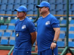 Vizcarra (i) aseguró que una de las ventajas que tendrá para esta campaña será el estar desde un principio con la novena jalisciense. TWITTER/@charrosbeisbol