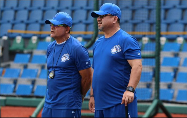 Vizcarra (i) aseguró que una de las ventajas que tendrá para esta campaña será el estar desde un principio con la novena jalisciense. TWITTER/@charrosbeisbol