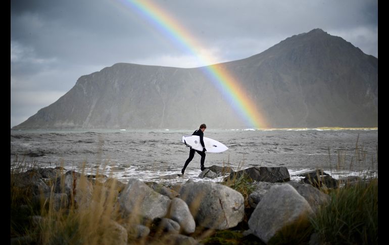 El noruego Anker Olsen Frantzen entra al agua para una sesión de surf gratuita en Flackstad, Noruega, en la víspera del Masters Lofoten 2018. AFP/O. Morin