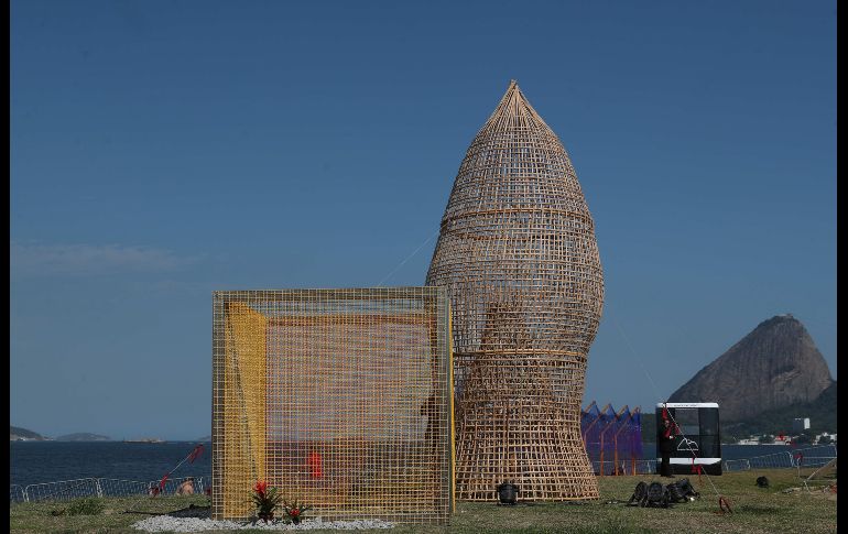 Una obra expuesta en el exterior de la La Marina de Gloria, el recinto que acoge la Feria Internacional de Arte de Río de Janeiro, en Brasil. EFE/M. Sayão