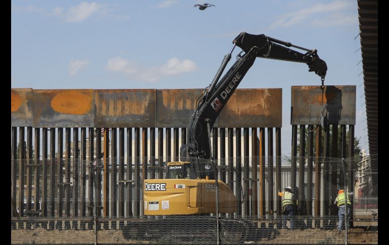 Trabajadores sustituyen la valla fronteriza en El Paso, Texas, junto al puente internacional 