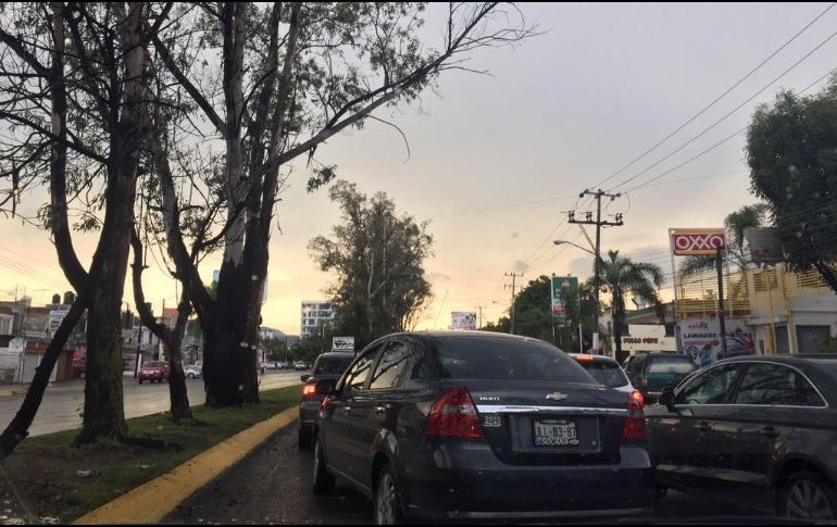 En Av. Mariano Otero y Periférico el tráfico se encuentra colapsado. TWITTER / @nutrimori