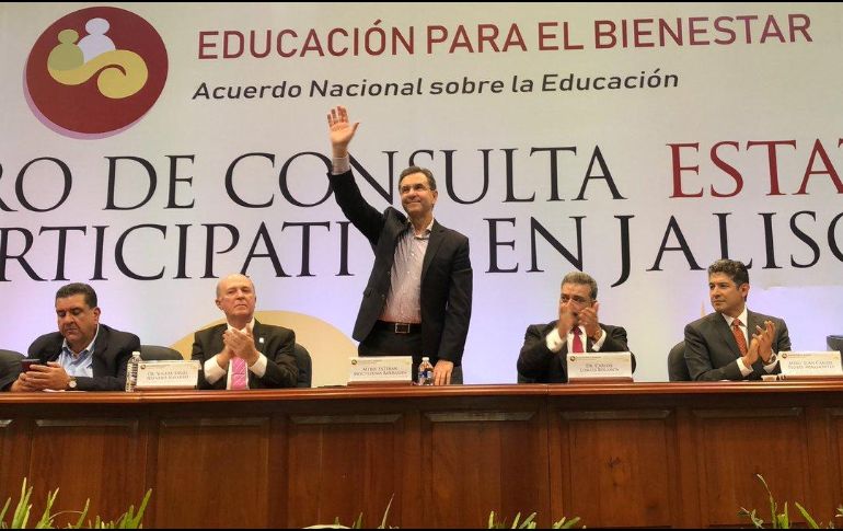 Profesores integrantes de la Asamblea Magisterial Democrática del estado demandaron la reinstalación de 186 maestros despedidos en Jalisco, como resultado de la reforma educativa. TWITTER/ @emoctezumab