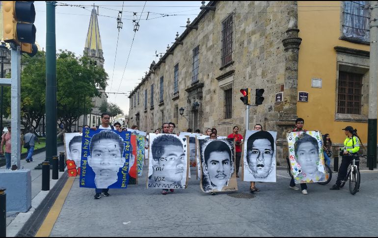 Durante la marcha, se dijeron en voz alta los nombres de los estudiantes desaparecidos en 2014. EL INFORMADOR