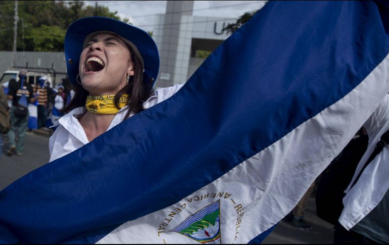 Una mujer con la bandera de Nicaragua participa en las protestas. EFE/J. Torres