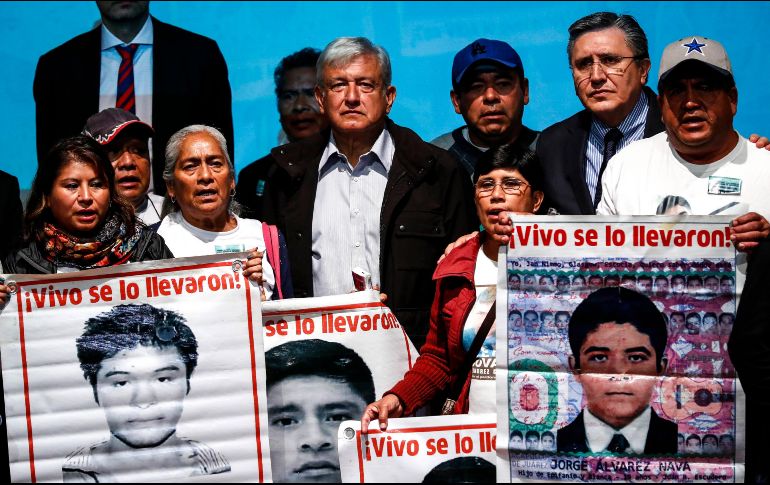 Andrés Manuel López Obrador, próximo Presidente, se reunió con padres de los 43 estudiantes desaparecidos. SUN/Y. Xolalpa