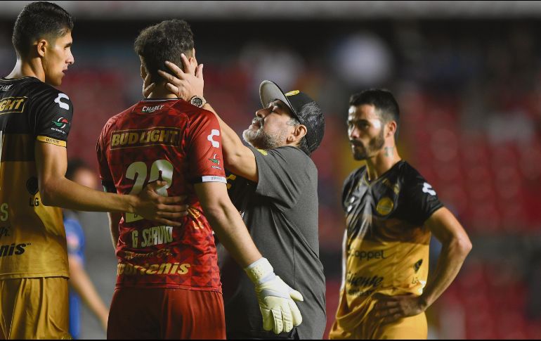 Diego Maradona toma de la cabeza a Gaspar Servio para consolarlo, tras la eliminación de Dorados. MEXSPORT