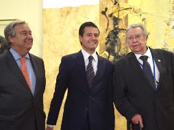 Antonio Guterres (i), durante la develación de un cuadro que donó México a la sede del organismo en Nueva York. NTX