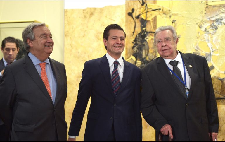 Antonio Guterres (i), durante la develación de un cuadro que donó México a la sede del organismo en Nueva York. NTX