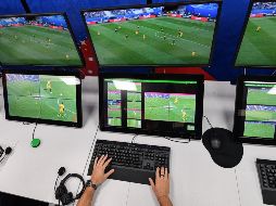 El VAR fue introducido por primera vez en competencias oficiales en el Mundial de Clubes de 2016 y después se implementó en la Copa Confederaciones 2017. AFP / ARCHIVO