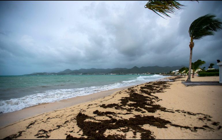Si sigue su rumbo actual, el ojo de la tormenta pasará por las zona esta noche. Los meteorólogos esperan que se debilite gradualmente tras cruzar las islas. AFP / ARCHIVO
