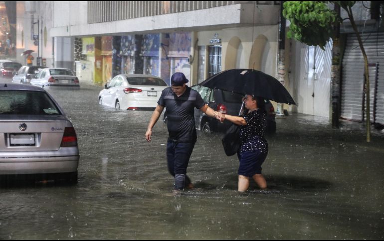 Por las intensas lluvias, advierten, se podrían desencadenar deslaves y deslizamientos de laderas, así como el desbordamiento de ríos y arroyos o afectaciones en caminos y tramos carreteros. EFE / ARCHIVO