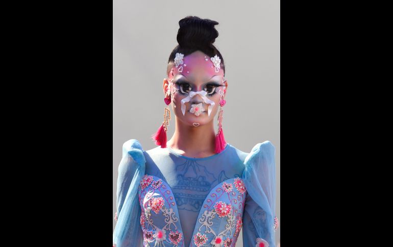 Una modelo presenta una creación de la colección Primavera-Verano 2019 del diseñador indio Manish Arora durante su desfile en la Semana de la Moda de París. AFP/A. Poujoulat