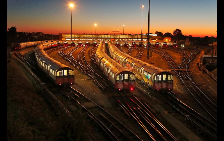 Trenes de la línea Piccadilly del metro se ven en el depósito de una estación en Londres. La línea suspendió sus servicios como parte de una huelga del sistema de metro por 48 horas. AP/F. Augstein