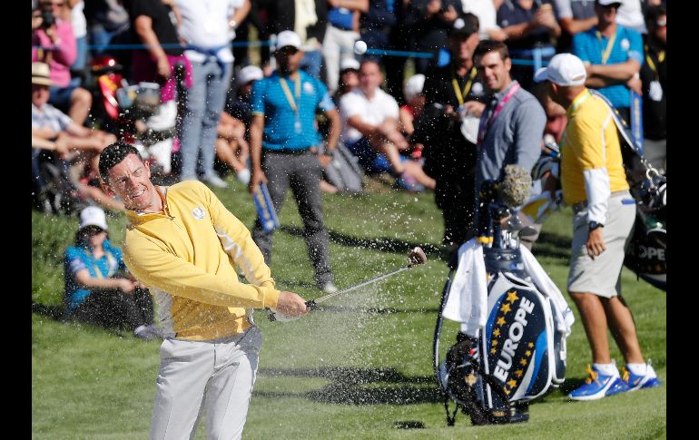 Rory McIlroy saca una pelota de un búnker durante una ronda de práctica antes de la Ryder Cup, que se juega en Saint Quentin en Yvelines, Francia. AP/L. Cipriani