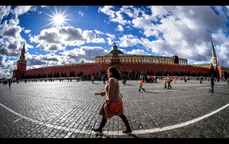 Una mujer camina por la plaza Roja, frente al Kremlin, en Moscú. AFP/Y. Kadobnov