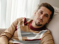 Héctor Herrera modela y habla sobre su nueva apariencia