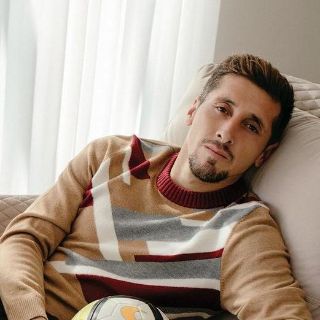 Héctor Herrera modela y habla sobre su nueva apariencia