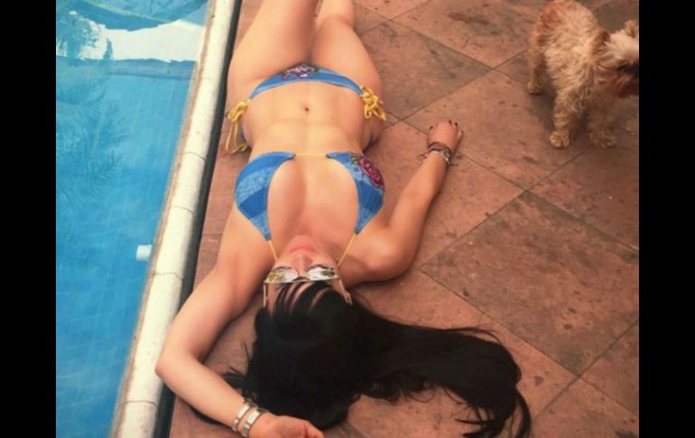 En la imagen se puede ver a Maribel asoleándose junto a una alberca con un bikini que deja su perfecta anatomía al descubierto. INSTAGRAM / maribelguardia
