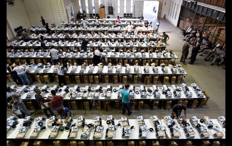 Trabajadores prueban votos electrónicos para la jornada electoral del 7 de octubre en Belo Horizonte, Brasil. AFP/D. Magno