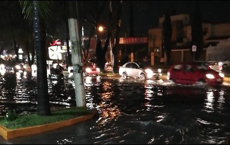 Las inundaciones en vialidades que más afectaron fueron Av. López Mateos, Mariano Otero, Patria, y Periférico. TWITTER / @Merestoteles