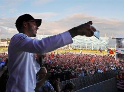 Lewis Hamilton se toma una selfie durante una convivencia con los fans en el Autódromo Internacional de Sochi, sede del Gran Premio de Rusia. EFE/Y. Kochetkov