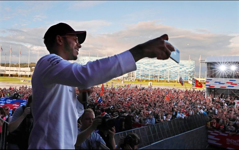 Lewis Hamilton se toma una selfie durante una convivencia con los fans en el Autódromo Internacional de Sochi, sede del Gran Premio de Rusia. EFE/Y. Kochetkov