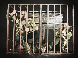 En escena son dos actores, pero 16 personajes. ESPECIAL