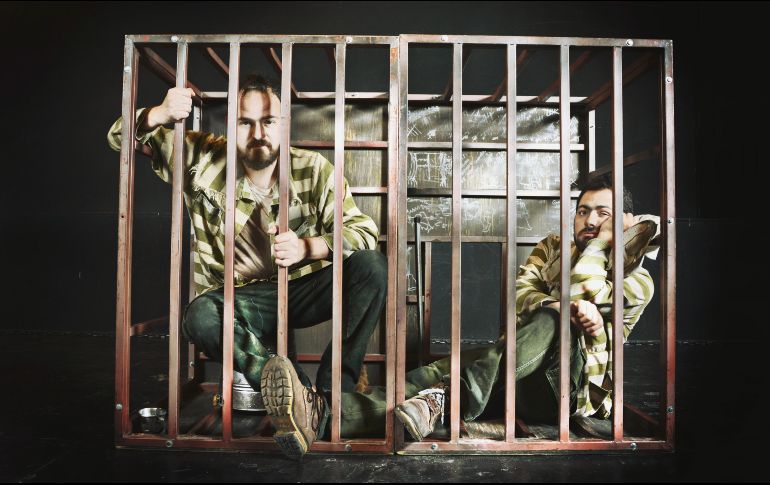 En escena son dos actores, pero 16 personajes. ESPECIAL