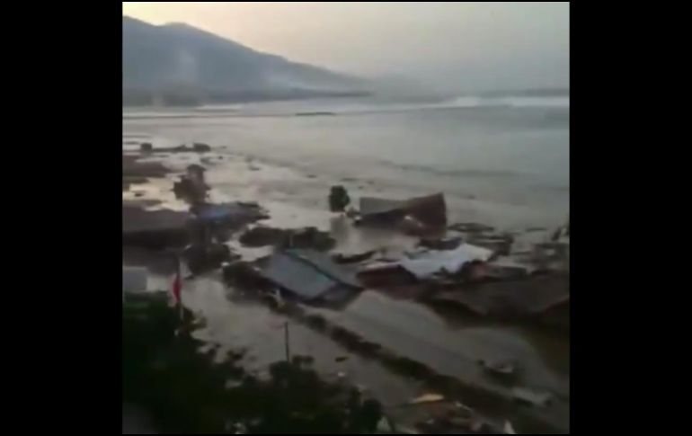 El director del centro de tsunamis y terremotos de la Agencia de Meteorología, Climatología y Geofísica, Rahmat Triyono, dijo que las olas fueron de entre un metro y medio y dos metros. ESPECIAL /