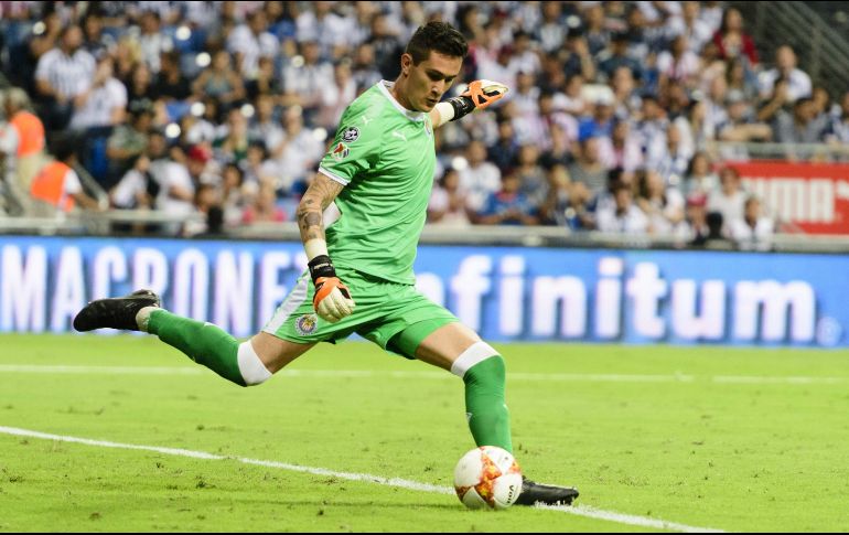 El portero rojiblanco señala haber soñado con el momento de enfrentar a las Águilas desde niño: ''Uno va al campo con una disciplina, un respeto y siempre dando el máximo, defendiendo el escudo a tope''. MEXSPORT / ARCHIVO