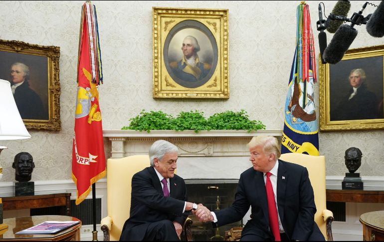Trump dio estas declaraciones al recibir en la Casa Blanca al presidente de Chile, Sebastián Piñera (izq). AFP / M. Ngan