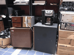 Televisores, escritorios, teléfonos, archiveros, faxes, impresoras, hornos de microondas, sillas y cafeteras son algunos de los cachivaches. ESPECIAL
