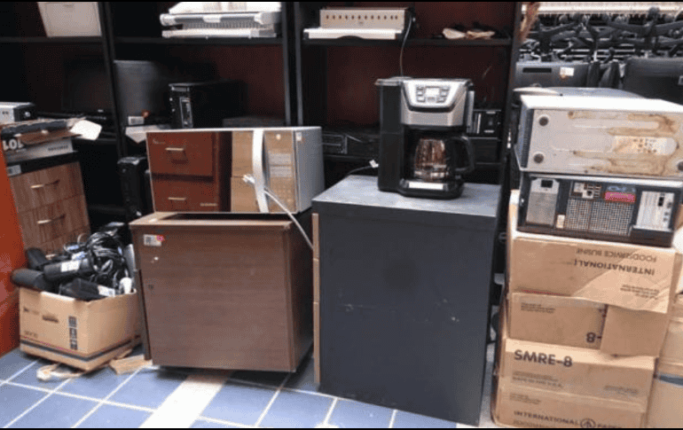 Televisores, escritorios, teléfonos, archiveros, faxes, impresoras, hornos de microondas, sillas y cafeteras son algunos de los cachivaches. ESPECIAL