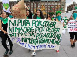 Este viernes, miles de mujeres marcharon para pedir aborto seguro y gratuito. EFE/M. Guzmán