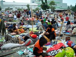 Médicos atienden en la calle a cientos de afectados ante la ausencia de hospitales suficientes. AFP/M. Rifki