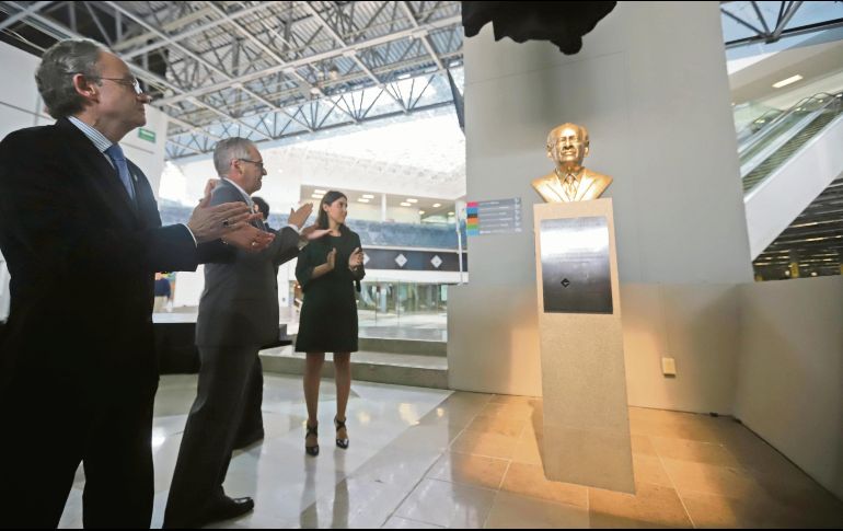 En la entrada de Expo Guadalajara se ubica el busto en honor a Enrique Álvarez del Castillo. EL INFORMADOR / F. Atilano