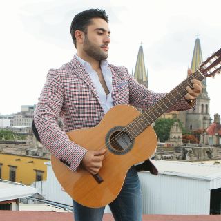 Maxymiliano le llama al amor con música del corazón