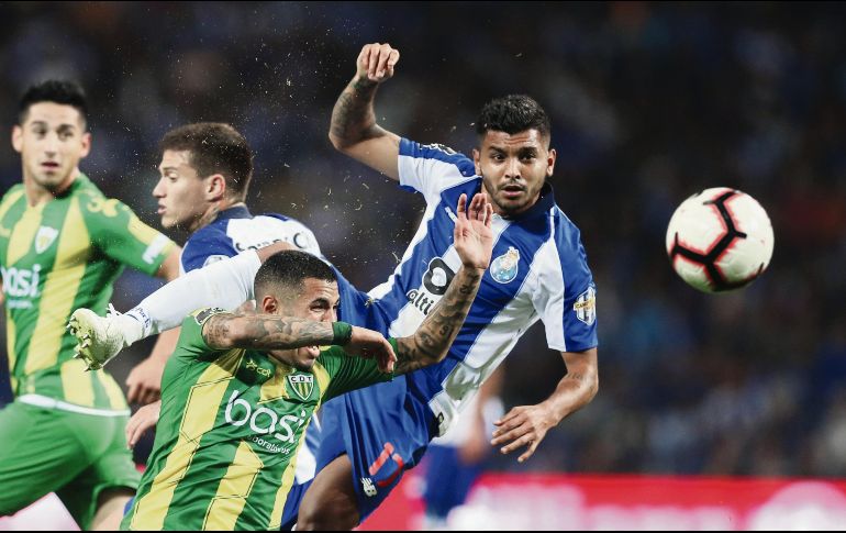 El ingreso del mexicano Jesús Corona amplió las posibilidades de gol del Porto, que finalmente marcó a cinco minutos de final para salir con victoria y el liderato. EFE /