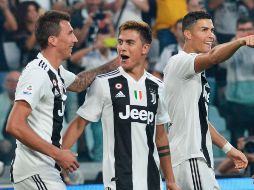 Mandzukic (I) celebra uno de sus dos goles de la noche con Dybala (C) y Cristiano (D). AP/A. Di Marco